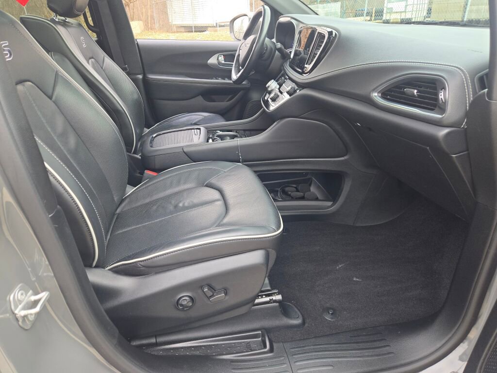 Used 2021 Chrysler Pacifica Limited w/ Uconnect Theater Family Group image 7
