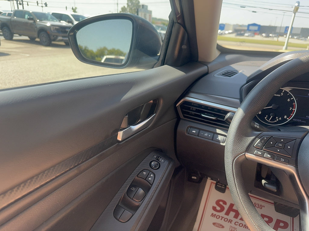 Used 2025 Nissan Altima 2.5 SV FWD image 10