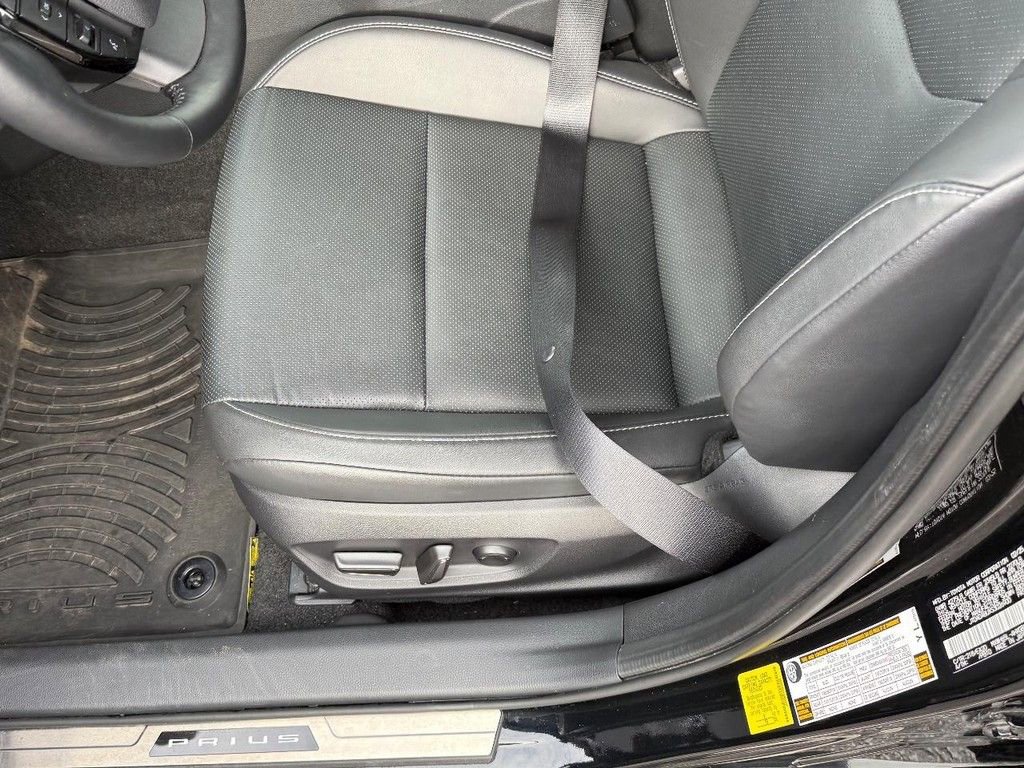 Used 2025 Toyota Prius XLE image 17