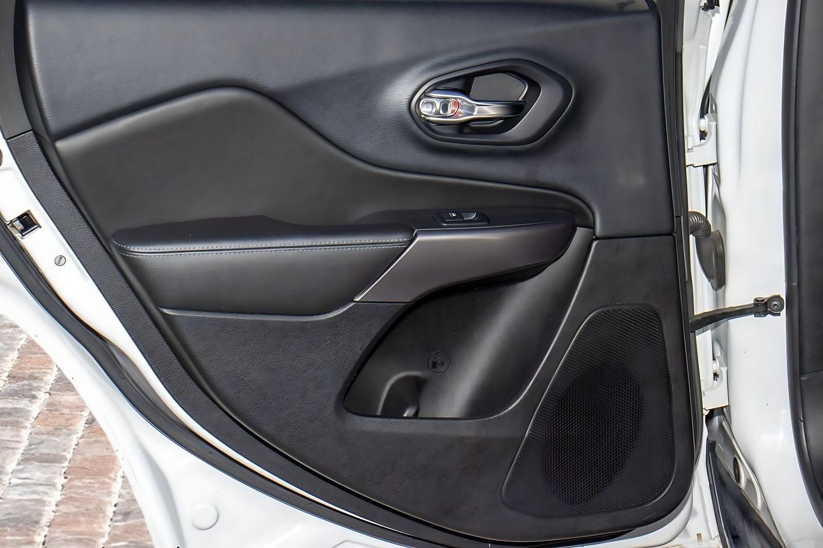 Used 2019 Jeep Cherokee Latitude Plus w/ Comfort/Convenience Group image 18