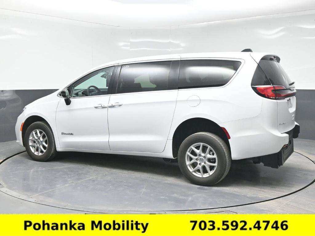 Used 2024 Chrysler Pacifica Touring-L image 22
