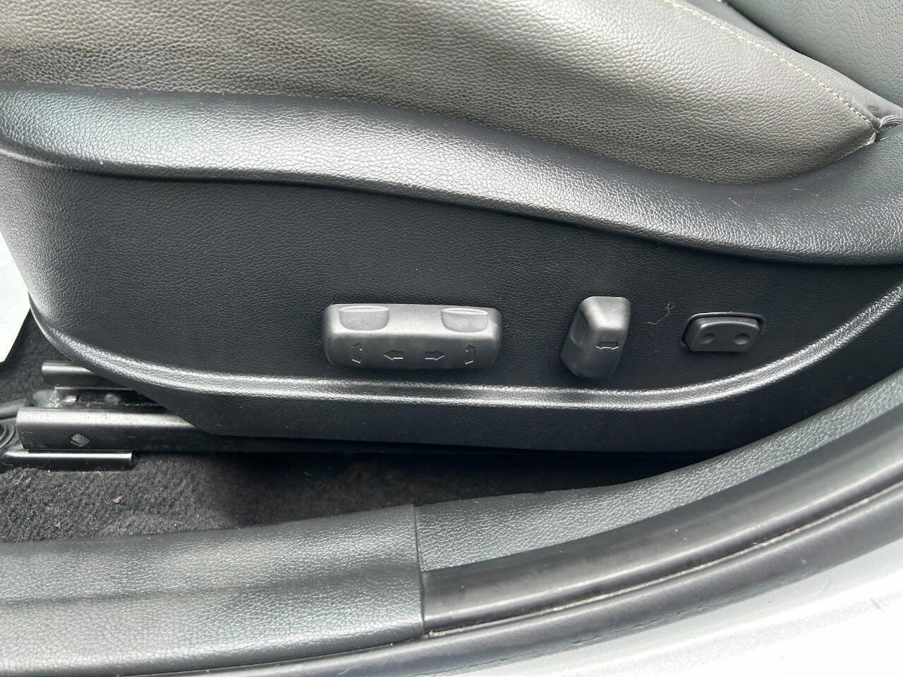 Used 2013 Hyundai Elantra Limited FWD image 32