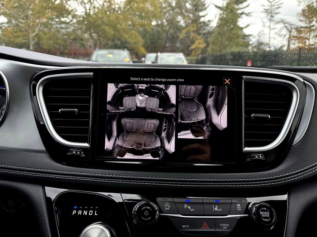New 2026 Chrysler Pacifica Limited w/ Uconnect Theater Family Group FWD image 21