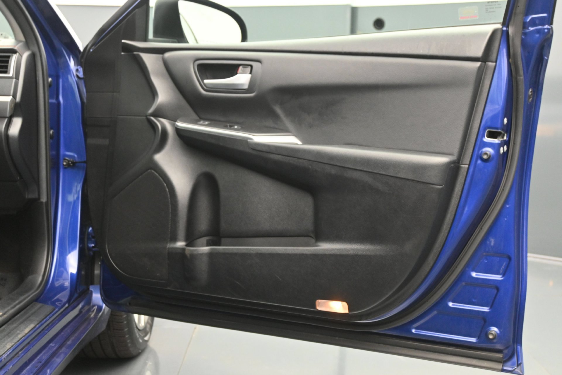 Used 2016 Toyota Camry SE w/ Moonroof Package FWD image 12
