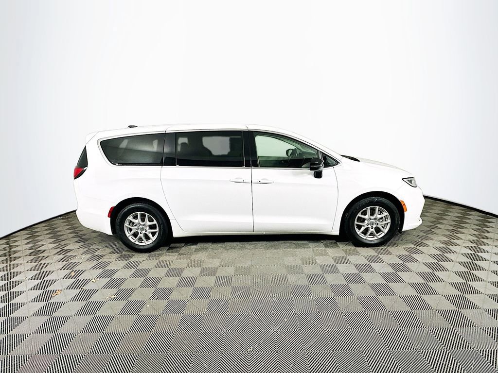 Certified 2024 Chrysler Pacifica Touring-L image 13