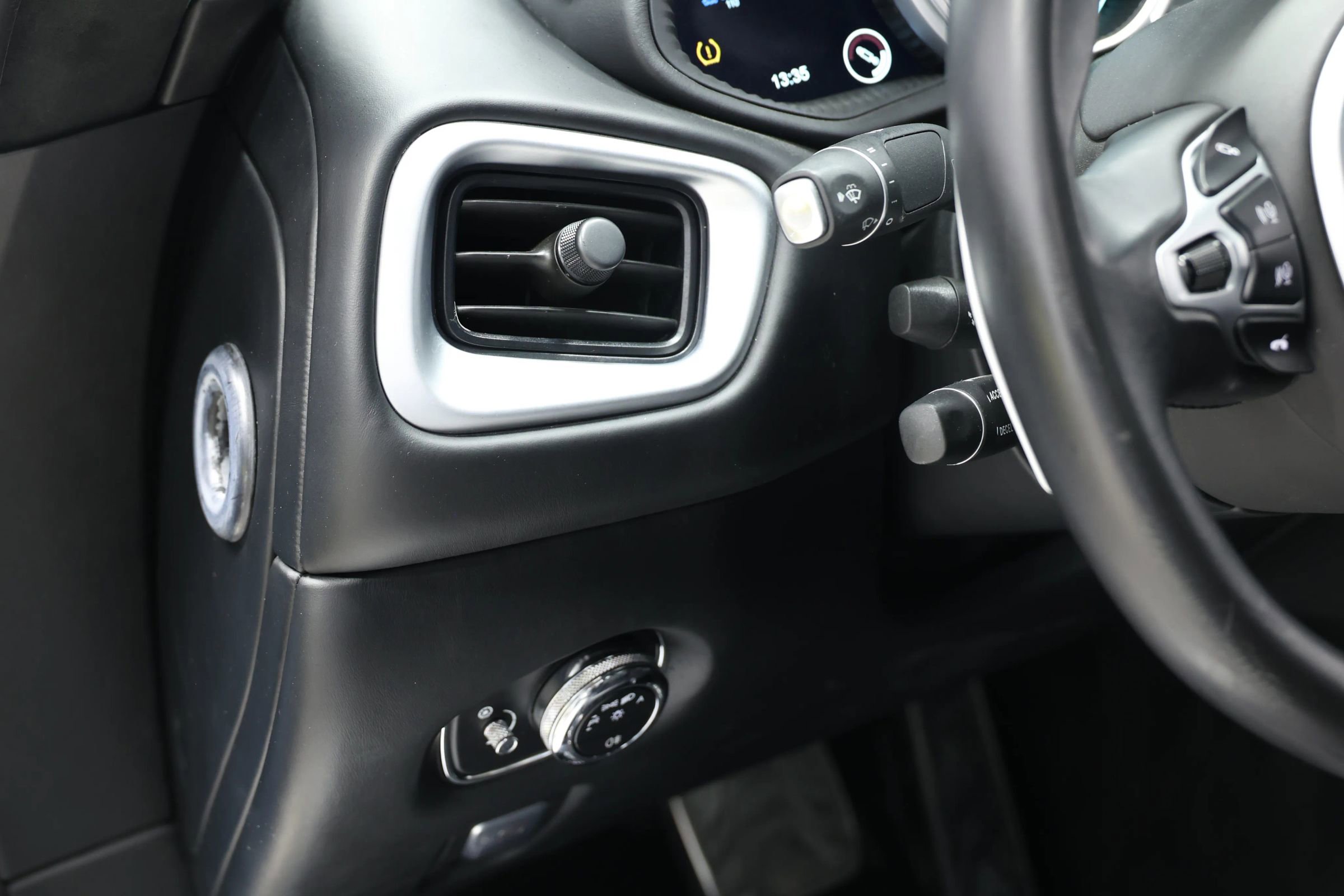Used 2018 Aston Martin DB11 V12 image 26