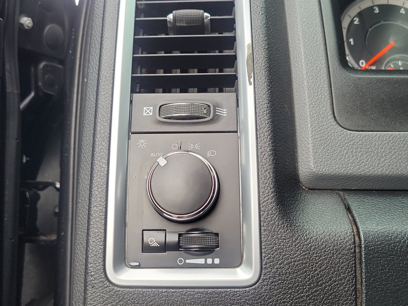Used 2017 RAM 1500 Classic SLT RWD image 16