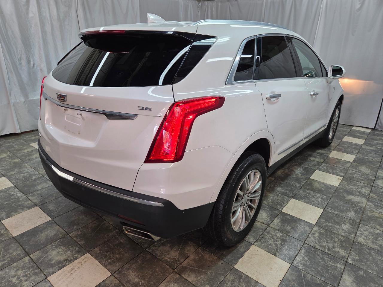 Used 2018 Cadillac XT5 Luxury w/ Driver Awareness Package AWD/4WD image 5