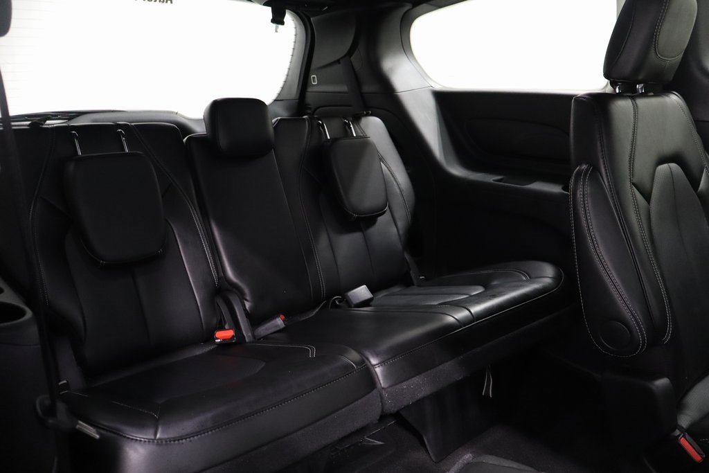 Used 2025 Chrysler Pacifica Select image 17