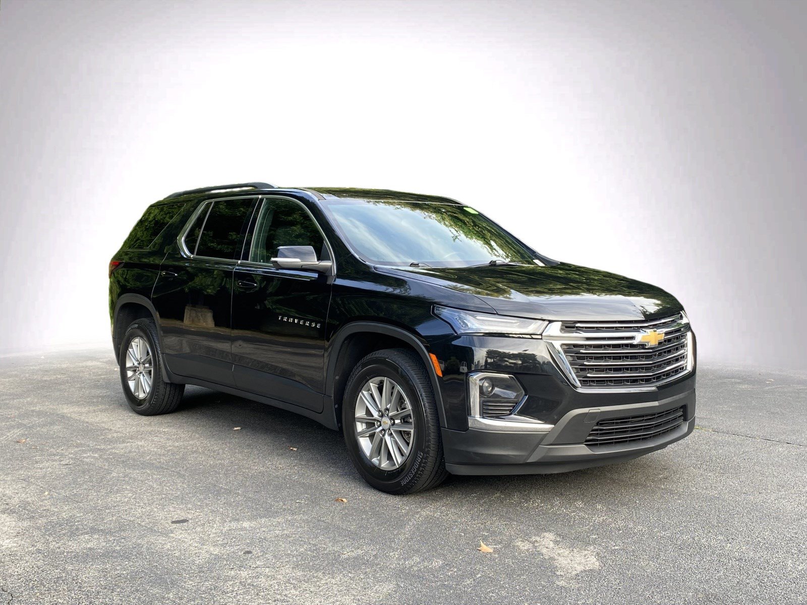 Used 2023 Chevrolet Traverse LT FWD video 2