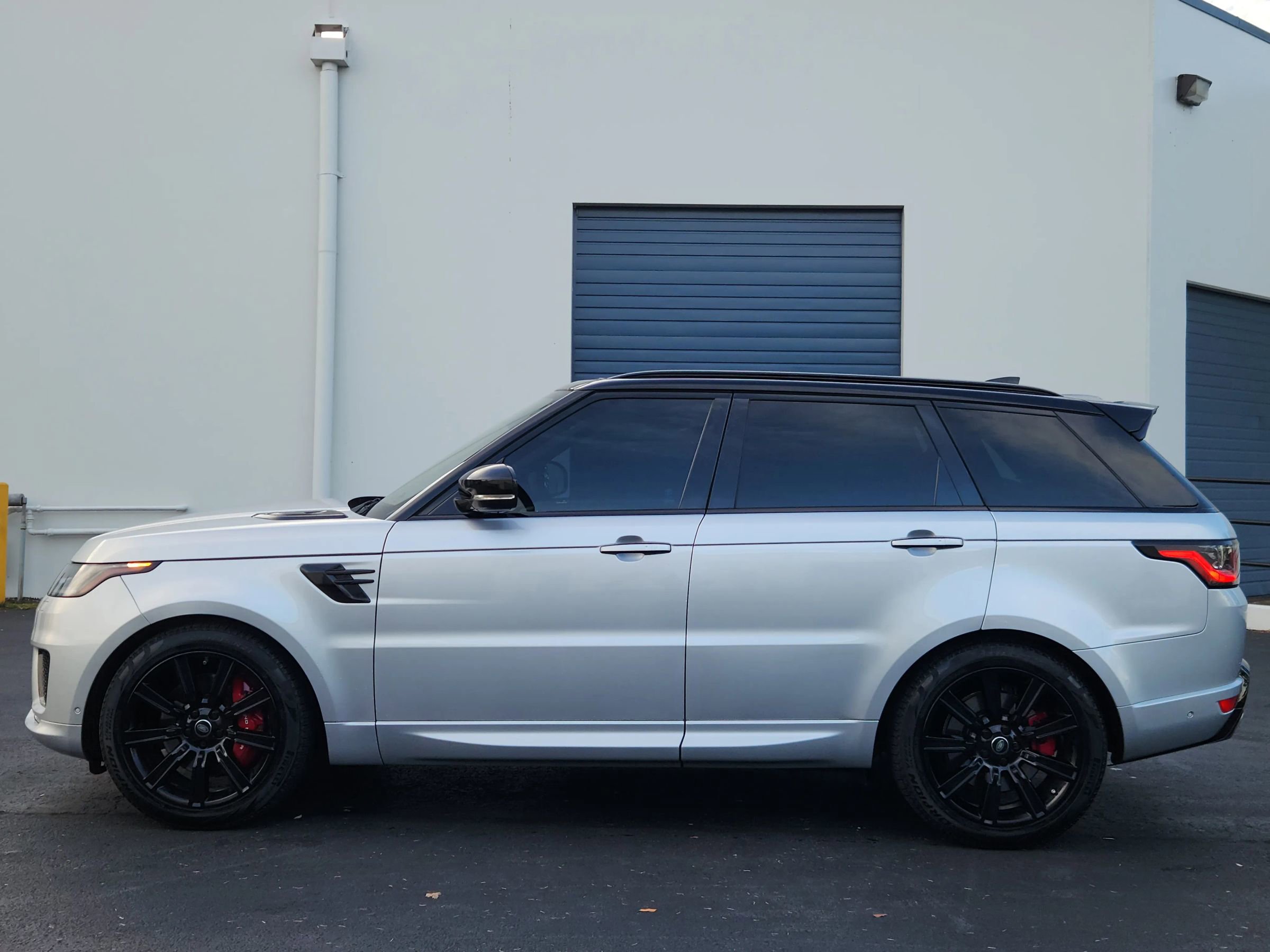Used 2020 Land Rover Range Rover Sport HST image 2