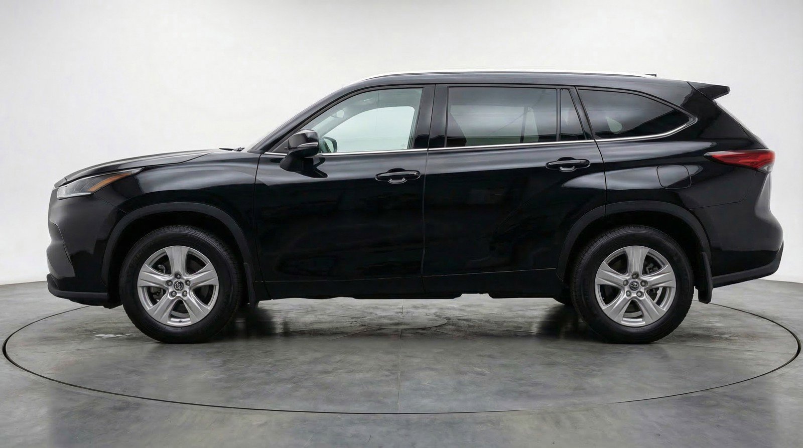 Used 2025 Toyota Highlander LE FWD image 5