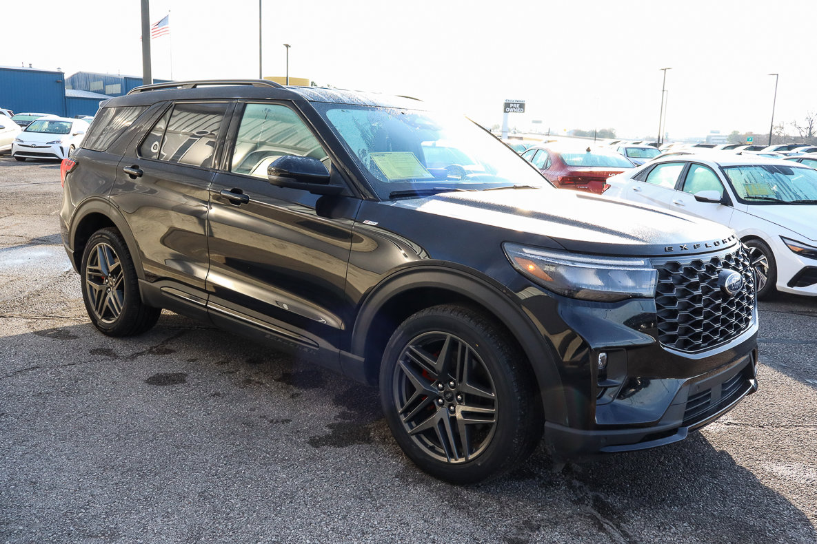 Used 2025 Ford Explorer ST-Line w/ ST-Line Street Pack image 3