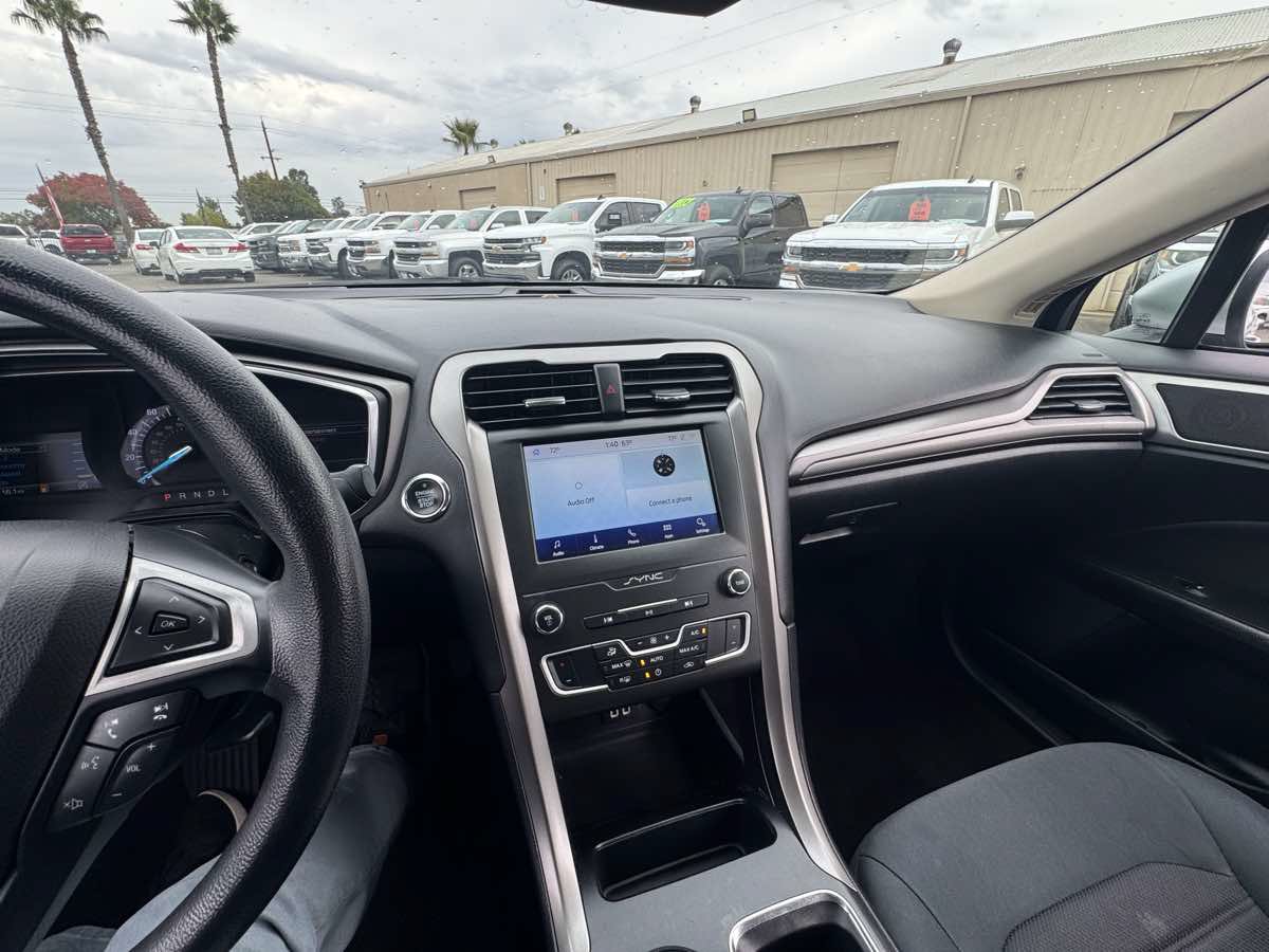 Used 2020 Ford Fusion SE FWD image 26