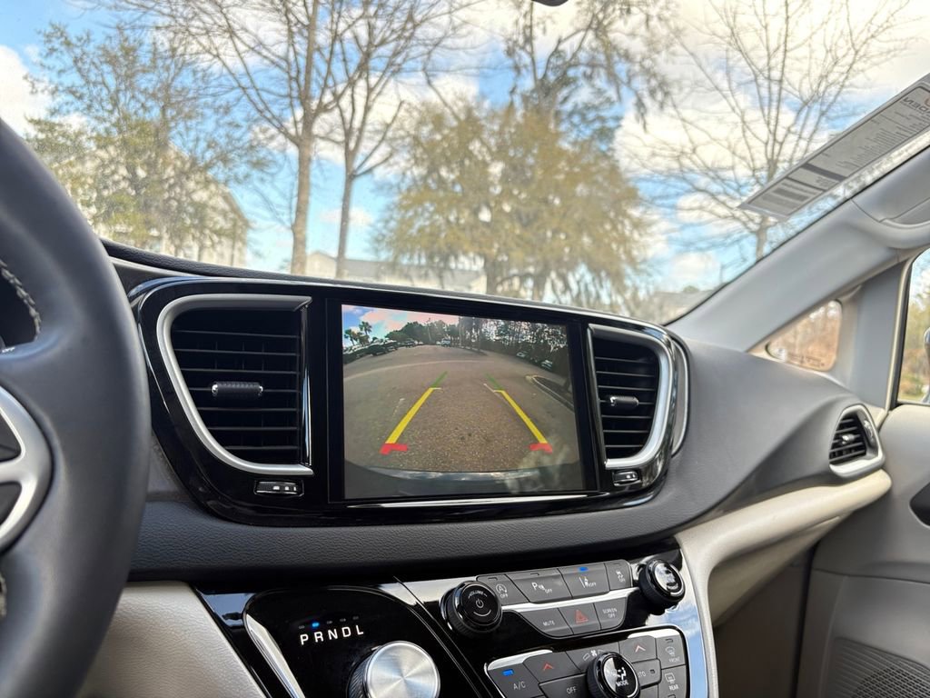 Used 2024 Chrysler Pacifica Touring-L image 19