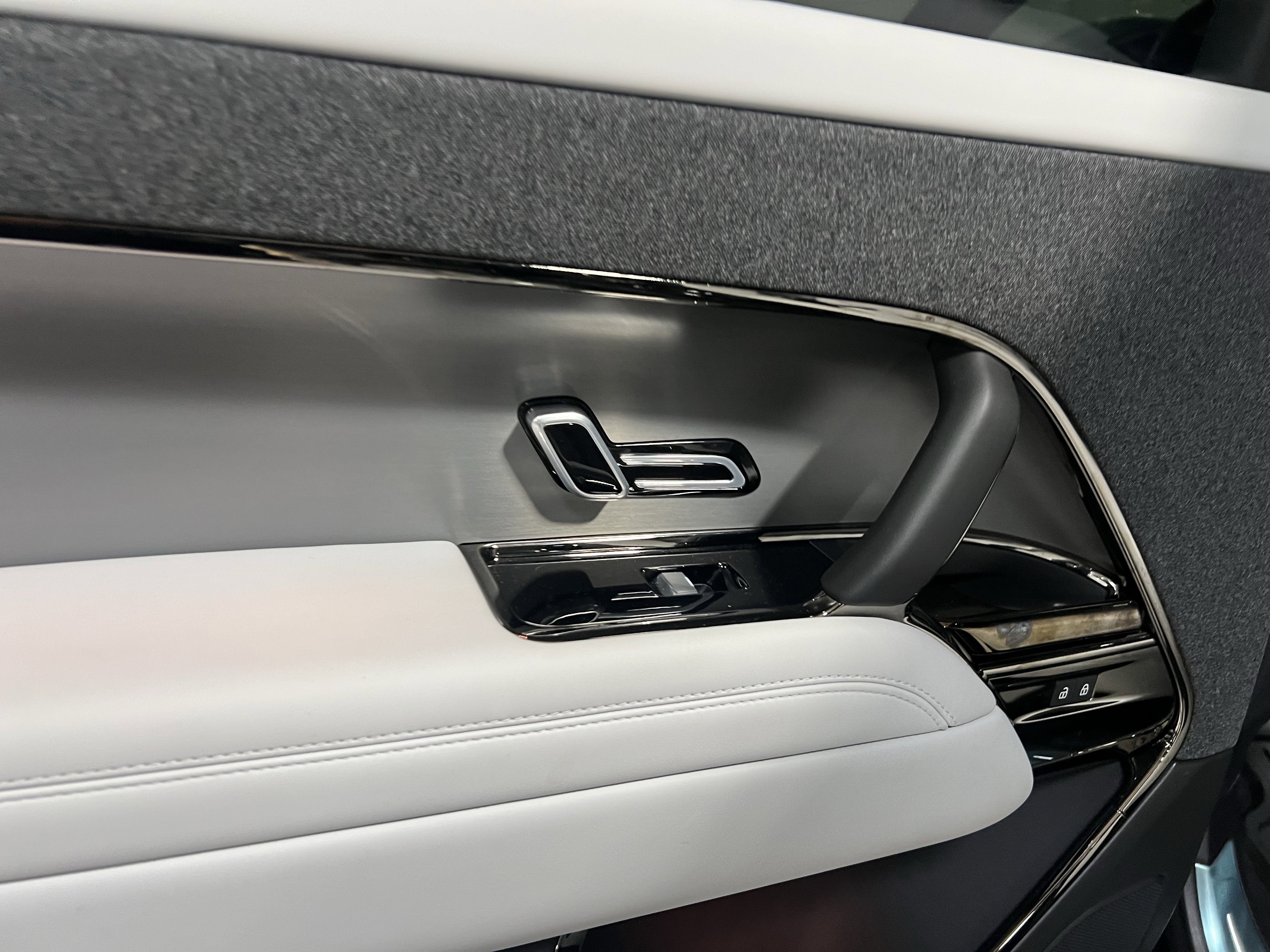 Used 2025 Land Rover Range Rover Sport AWD/4WD image 29
