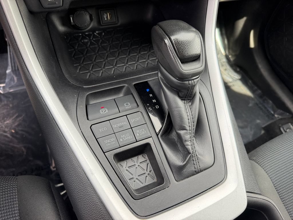 Used 2024 Toyota RAV4 LE AWD/4WD image 25