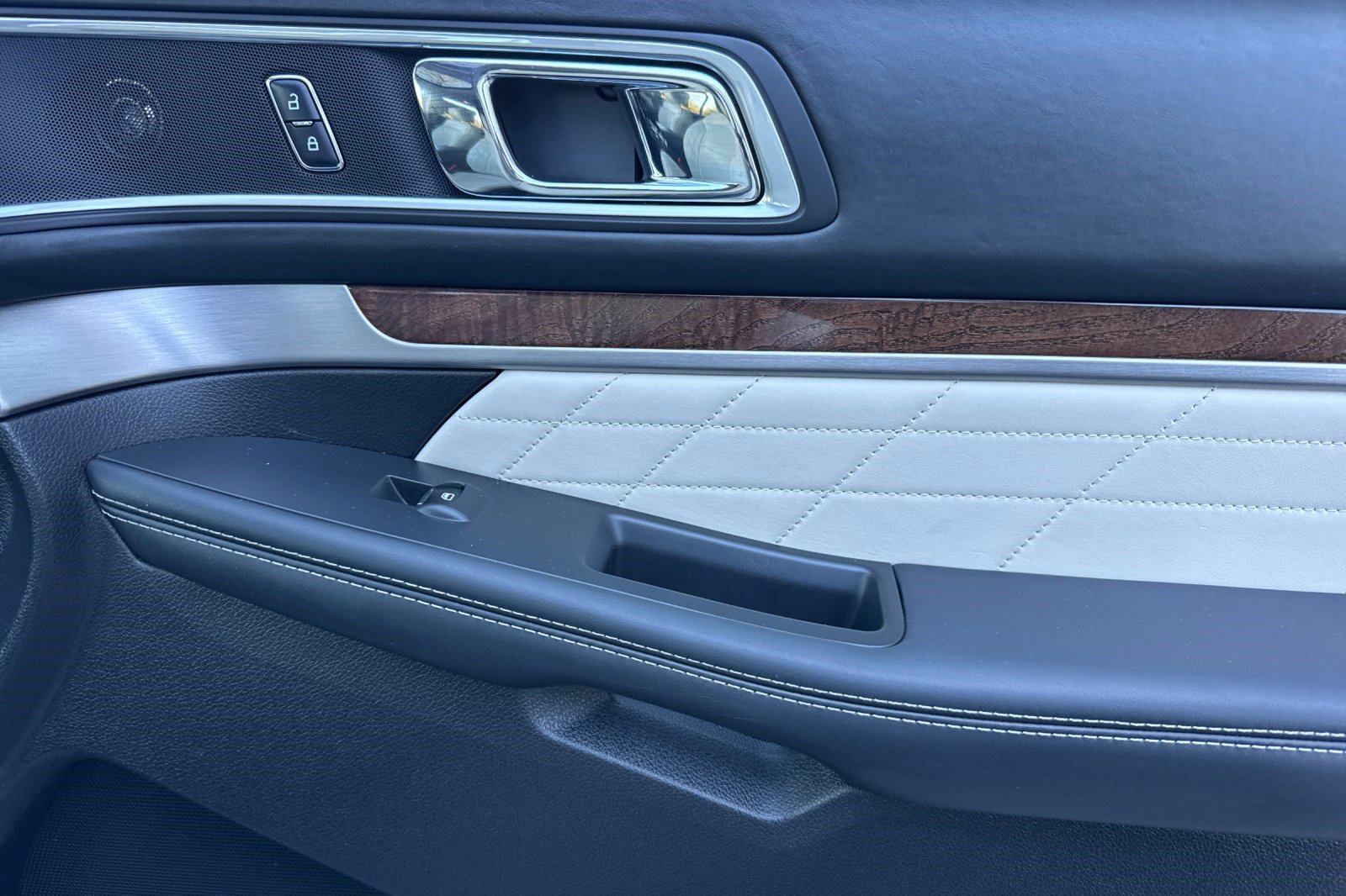 Used 2017 Ford Explorer Platinum image 22