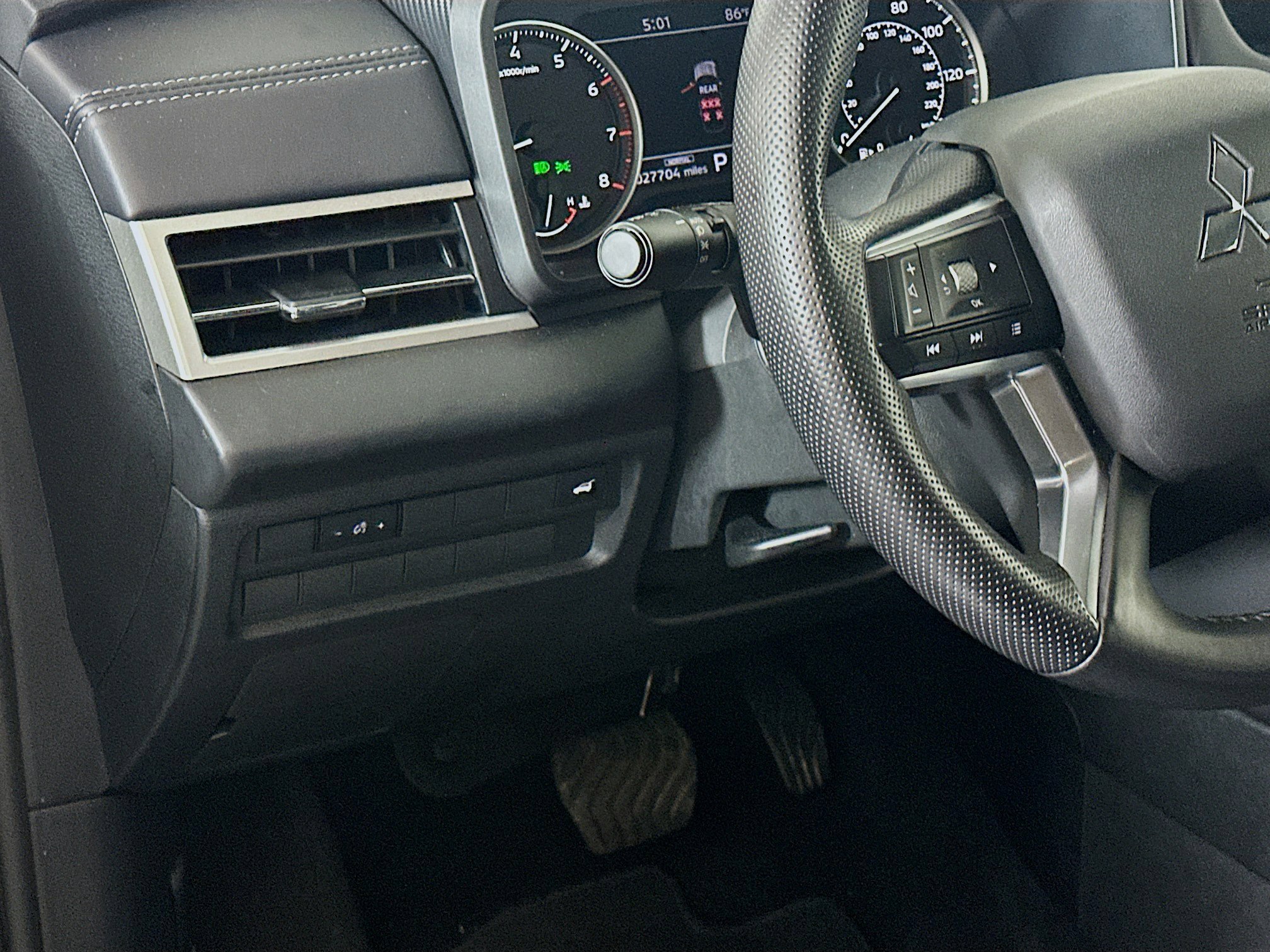 Used 2025 Mitsubishi Outlander SE FWD image 17