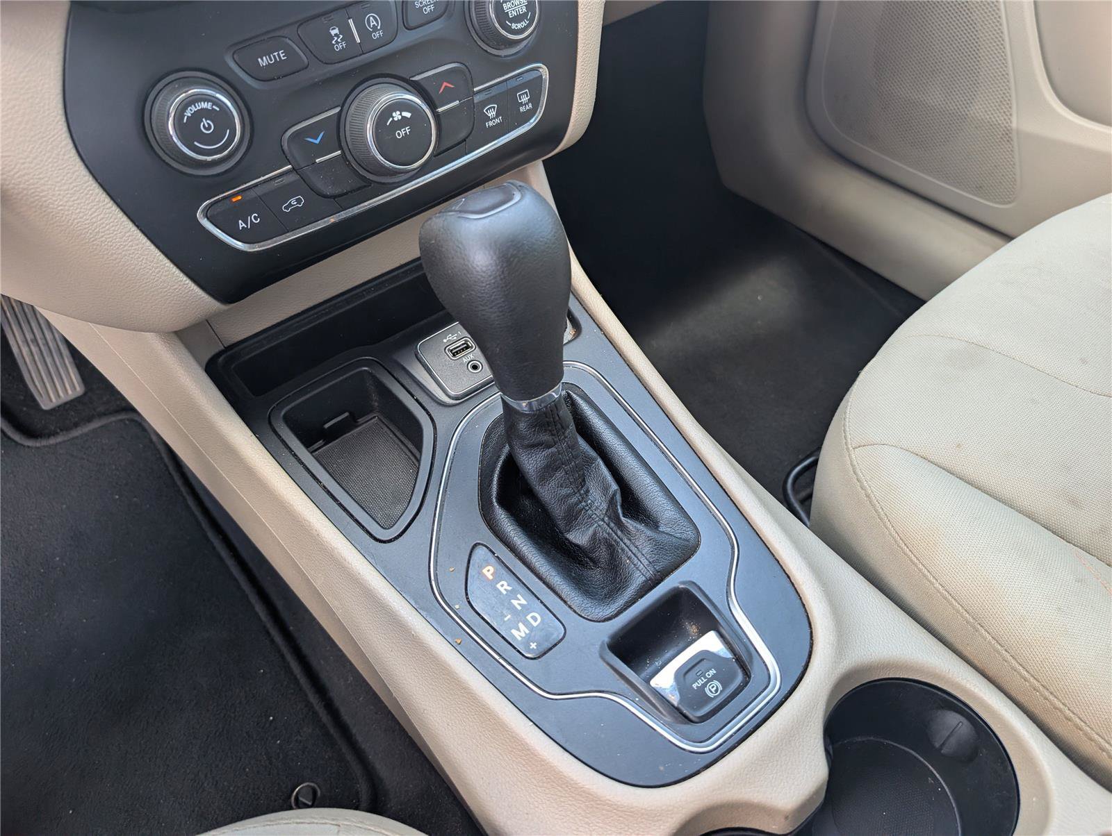Used 2019 Jeep Cherokee Latitude w/ Popular Appearance Group FWD image 18