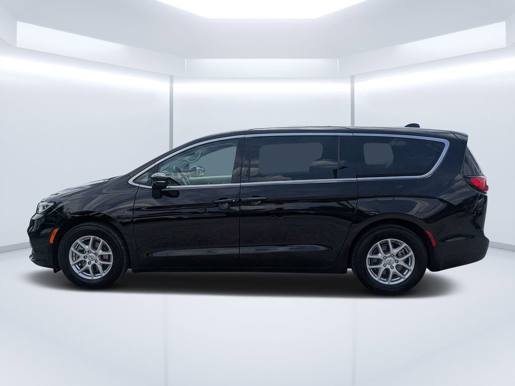 Used 2024 Chrysler Pacifica Touring-L FWD image 6
