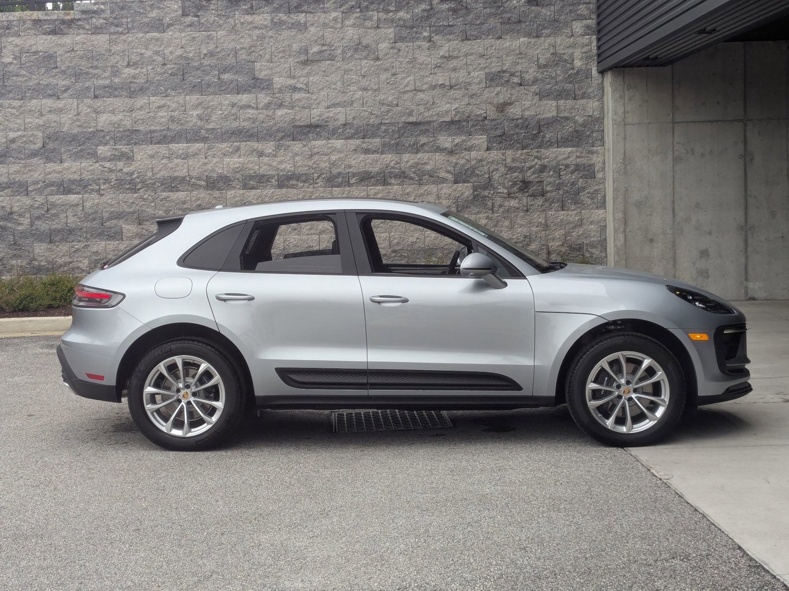 Used 2025 Porsche Macan image 8