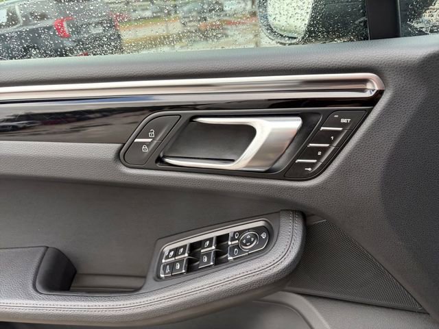 Used 2024 Porsche Macan AWD/4WD image 4