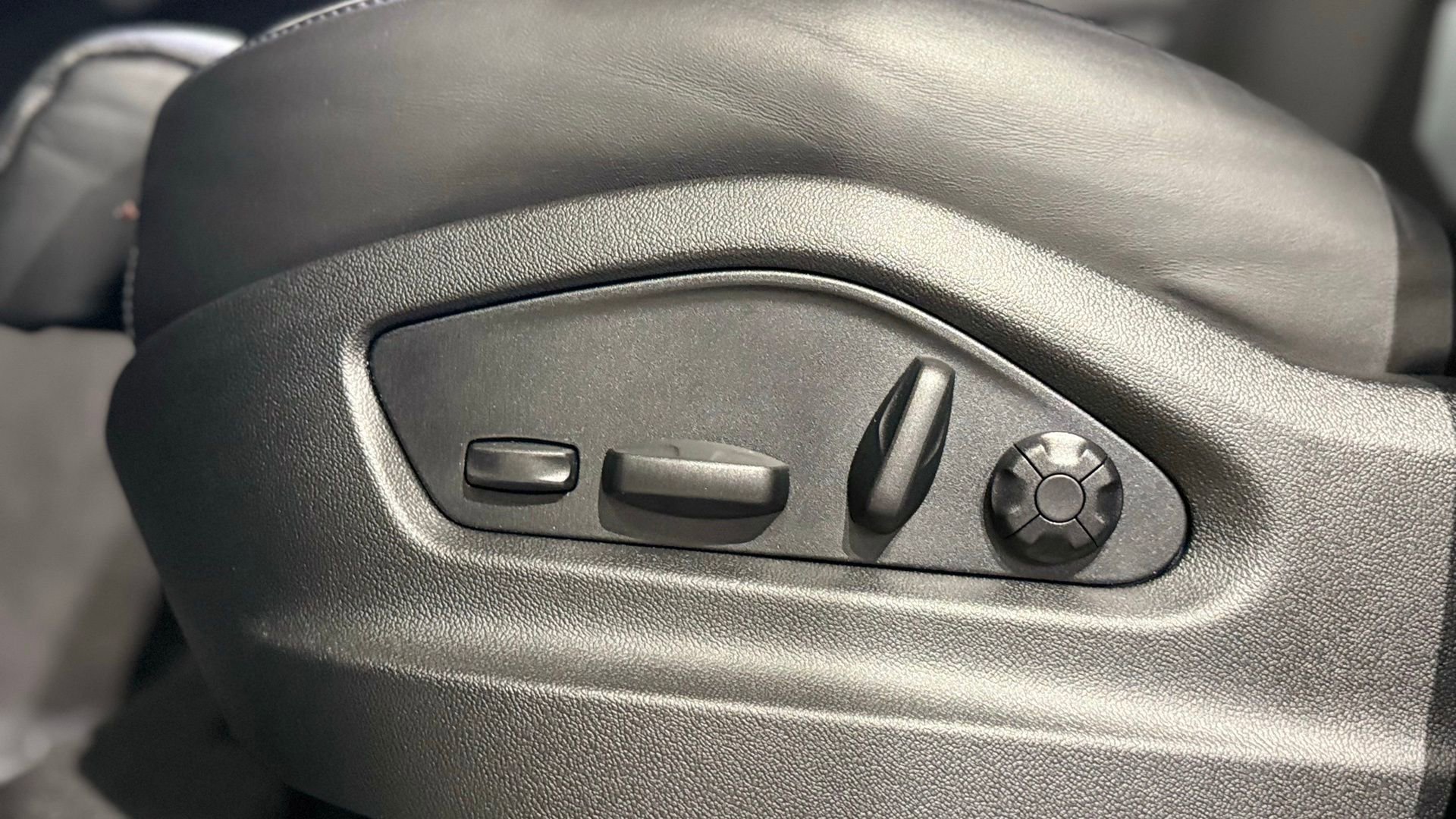 Used 2025 Porsche Cayenne Coupe image 43