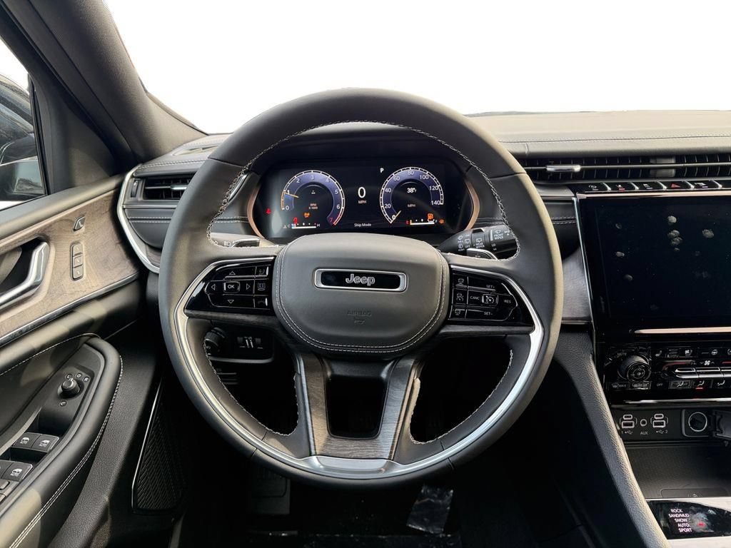 New 2025 Jeep Grand Cherokee Overland w/ Luxury Tech Group IV AWD/4WD image 12