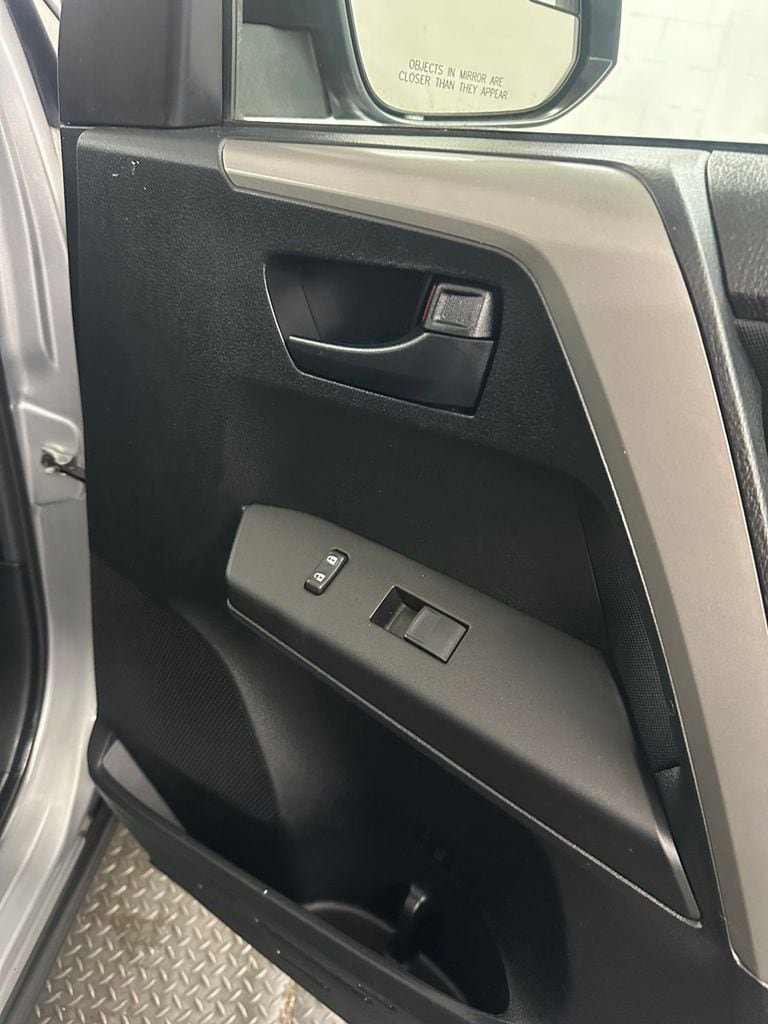 Used 2016 Toyota RAV4 LE AWD/4WD image 32