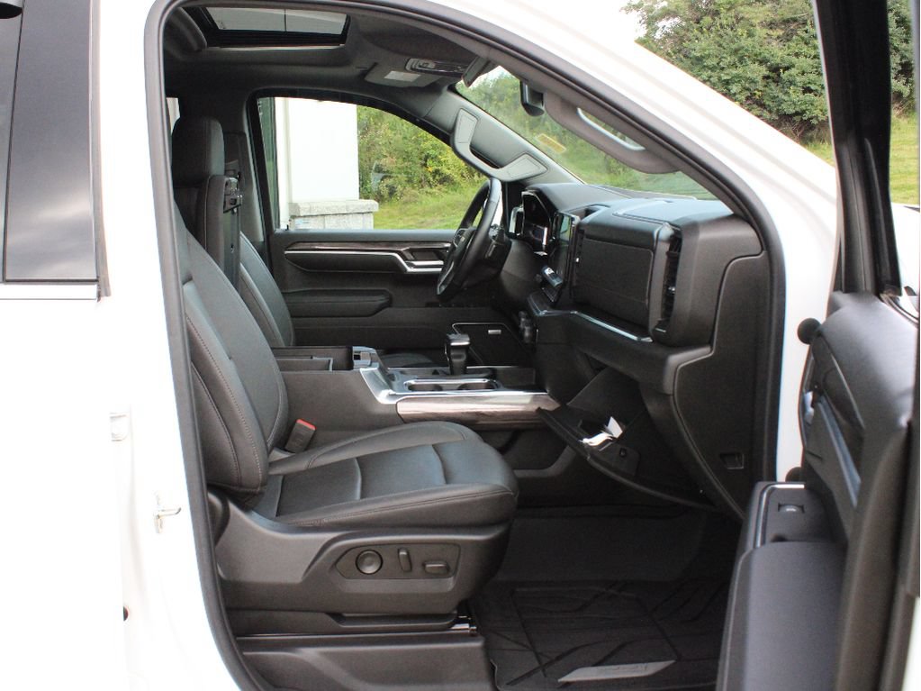 Used 2022 Chevrolet Silverado 1500 LTZ w/ LTZ Premium Package AWD/4WD image 25