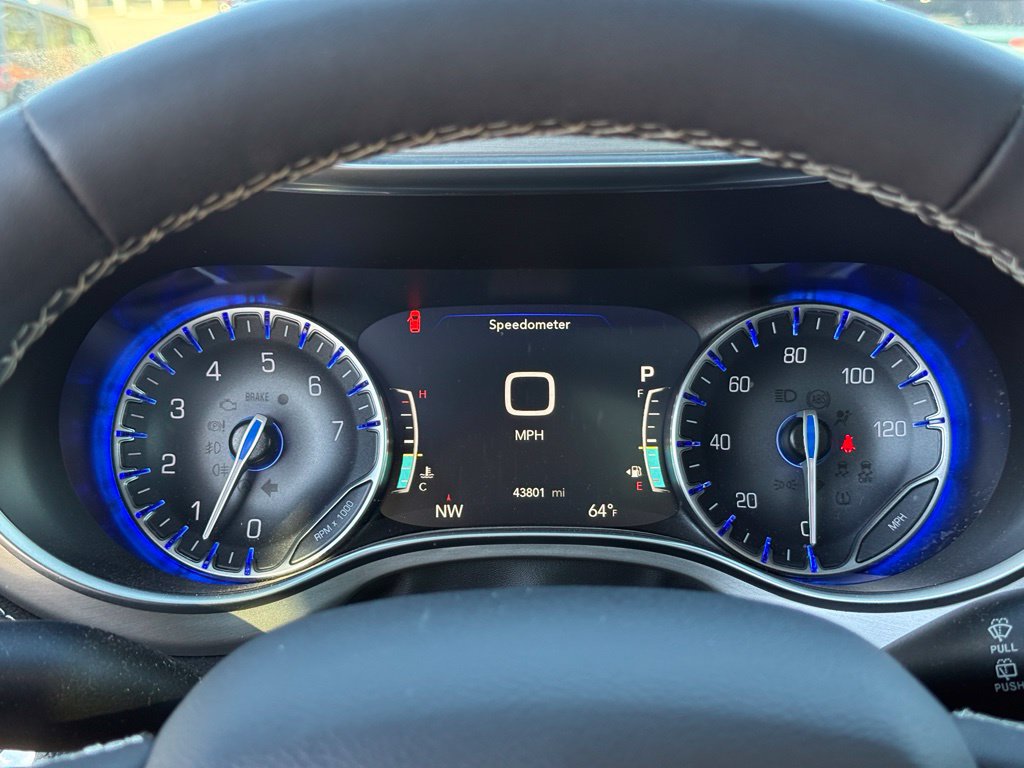 Used 2024 Chrysler Pacifica Limited w/ Uconnect Theater Family Group FWD image 17