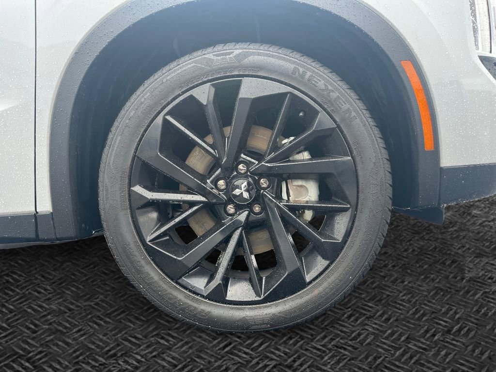 Used 2025 Mitsubishi Outlander 4WD Plug-In Hybrid image 11