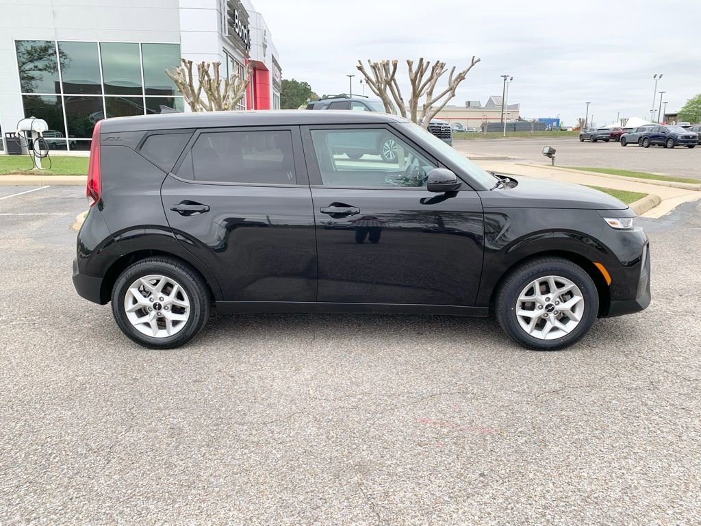 Used 2022 Kia Soul LX w/ Technology Package image 2