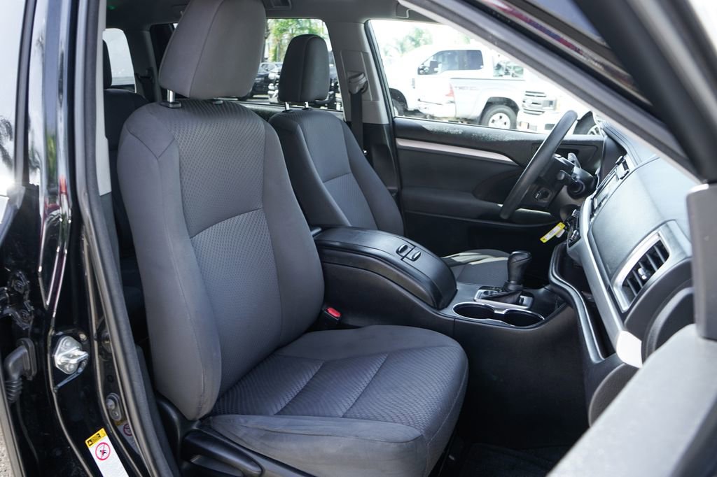 Used 2017 Toyota Highlander LE FWD image 35
