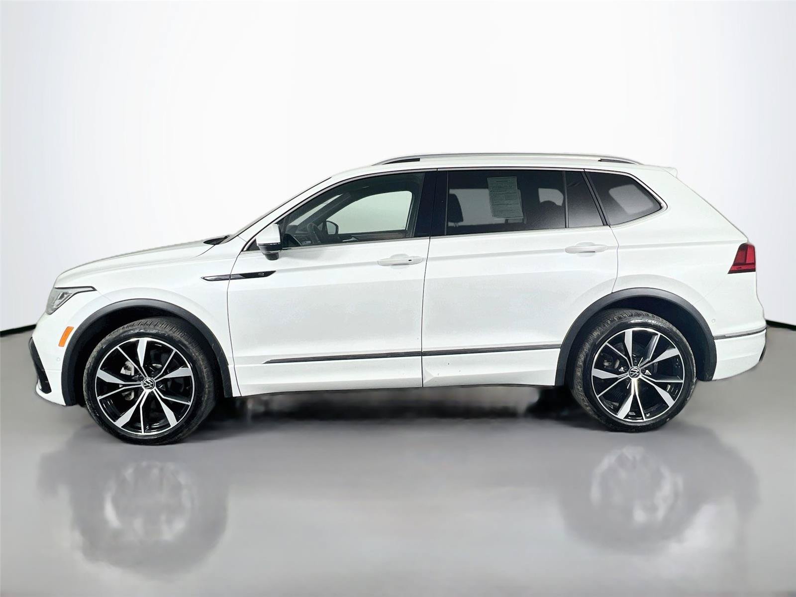 Used 2024 Volkswagen Tiguan SEL R-Line AWD/4WD image 3