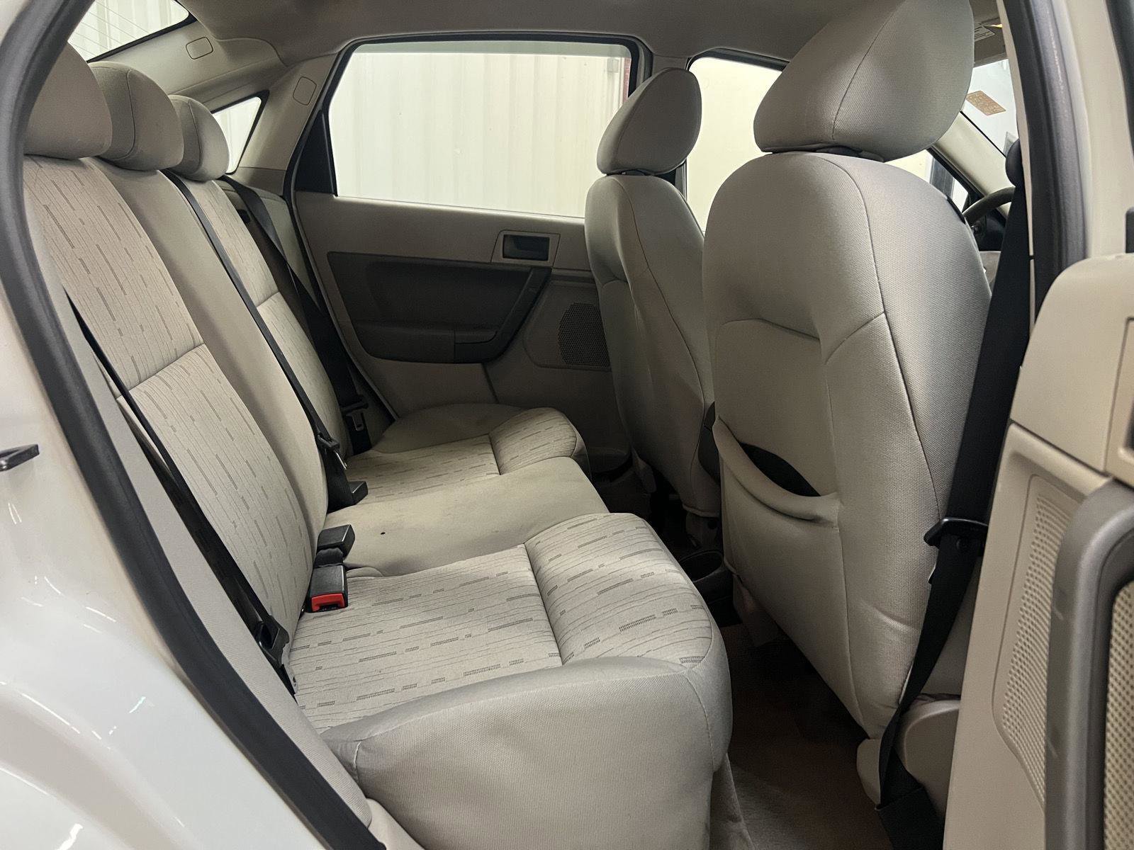 Used 2010 Ford Focus SE image 30