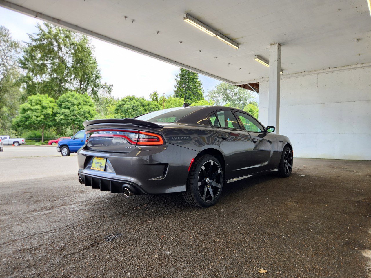 Used 2017 Dodge Charger SXT RWD image 3