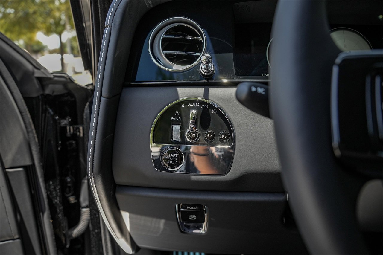 New 2025 Rolls-Royce Cullinan image 32