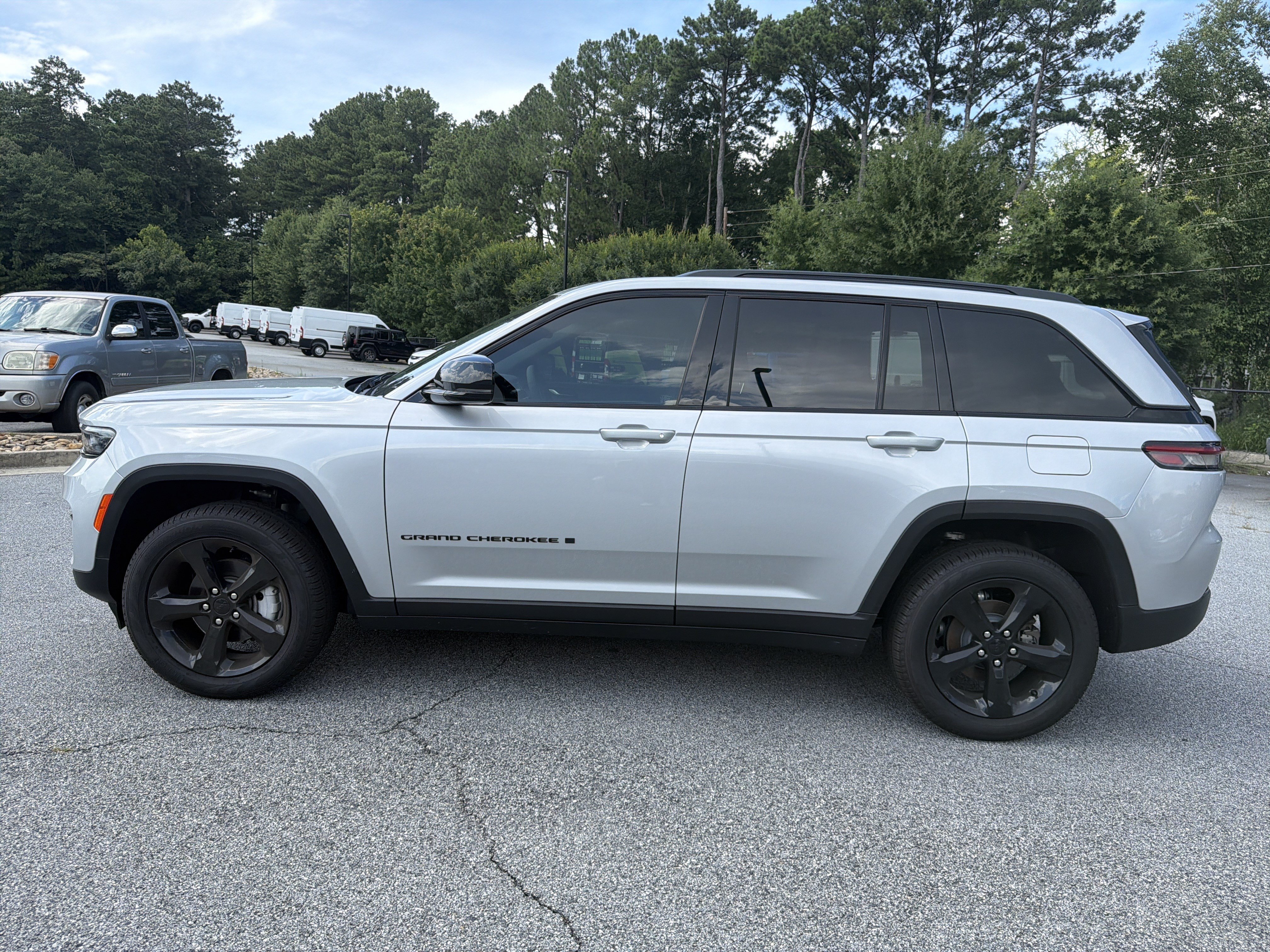 New 2025 Jeep Grand Cherokee Limited w/ Black Appearance Package RWD image 4