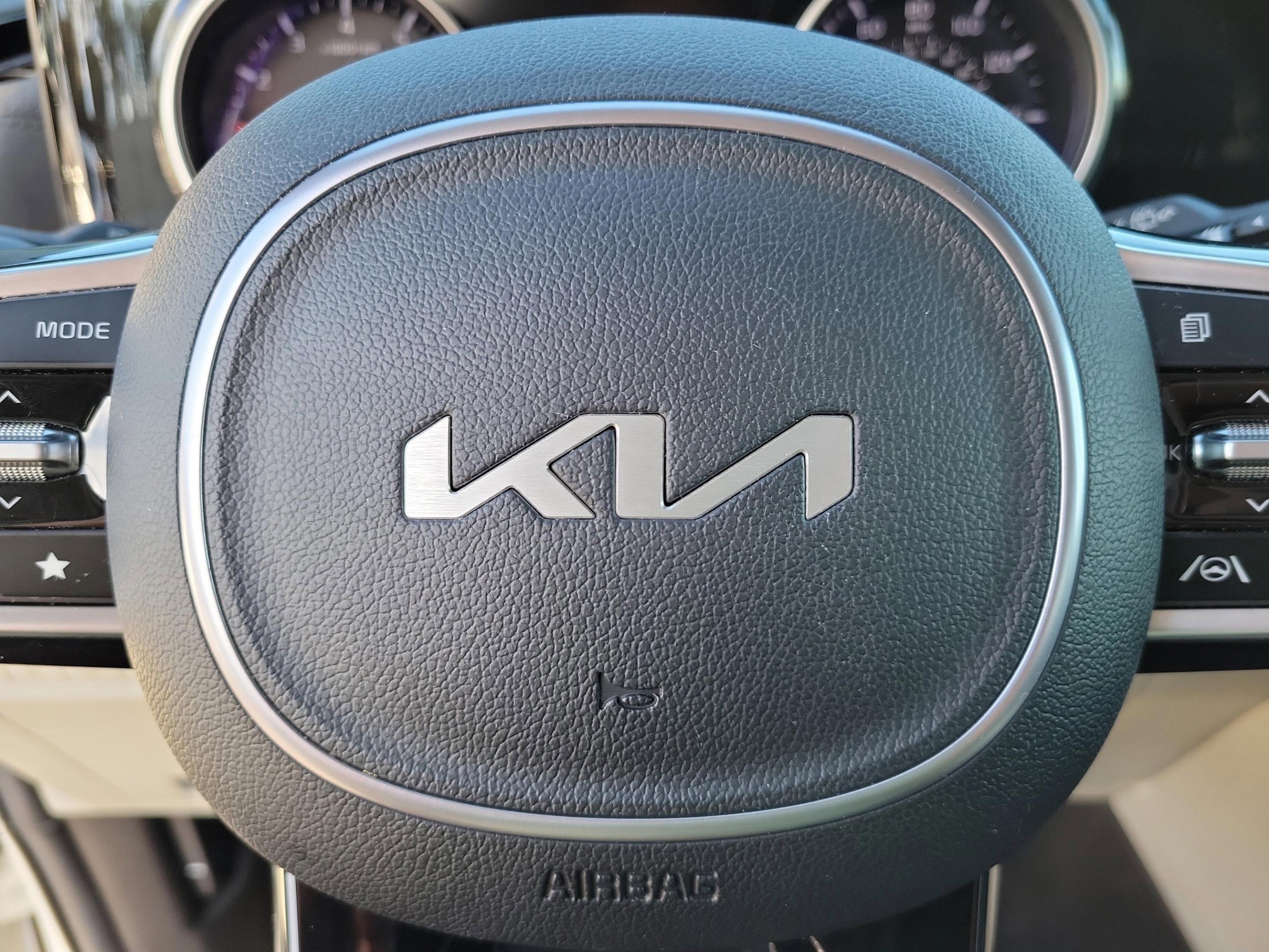 Used 2024 Kia Carnival EX image 38