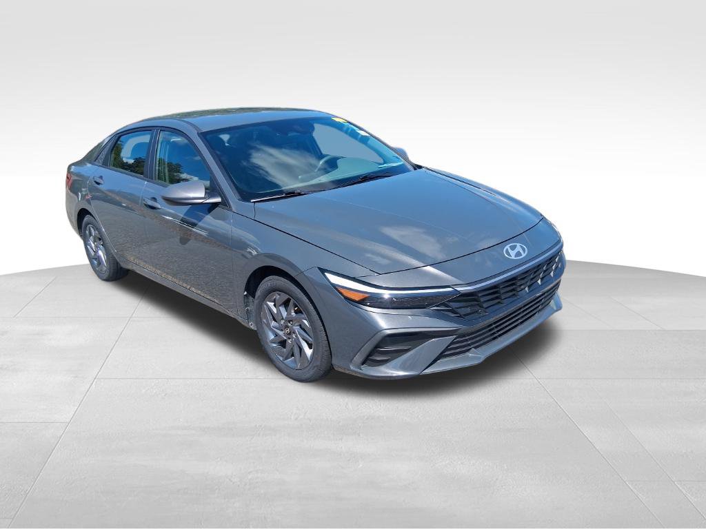 Used 2024 Hyundai Elantra SEL FWD image 3