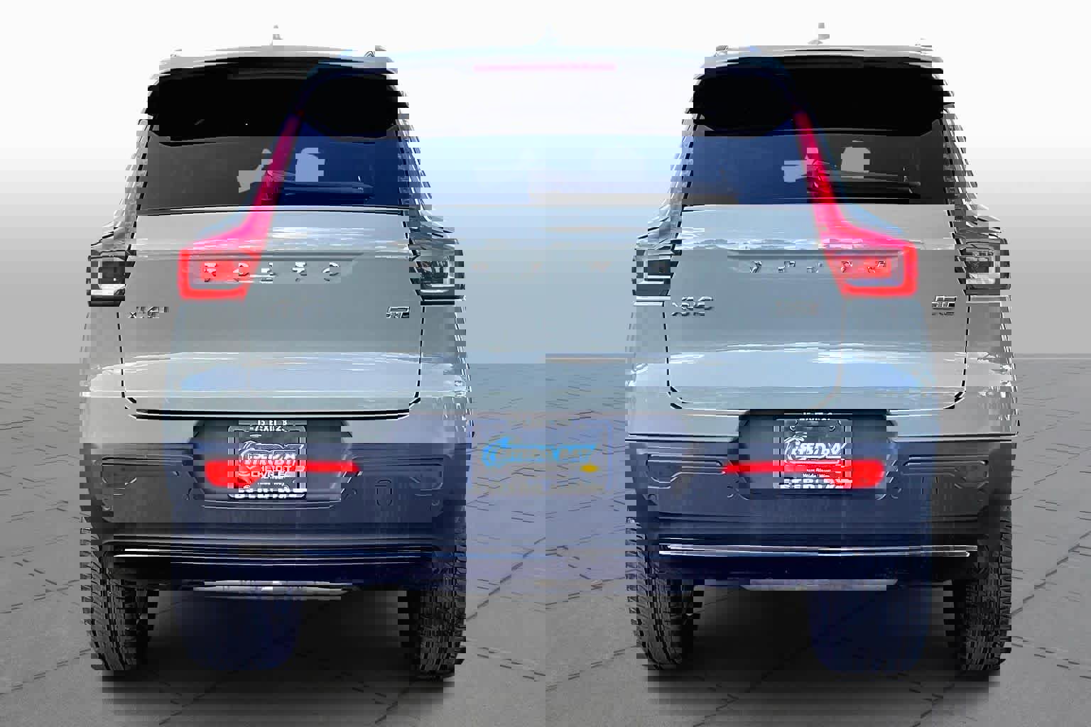 Used 2024 Volvo XC40 B5 Core image 5