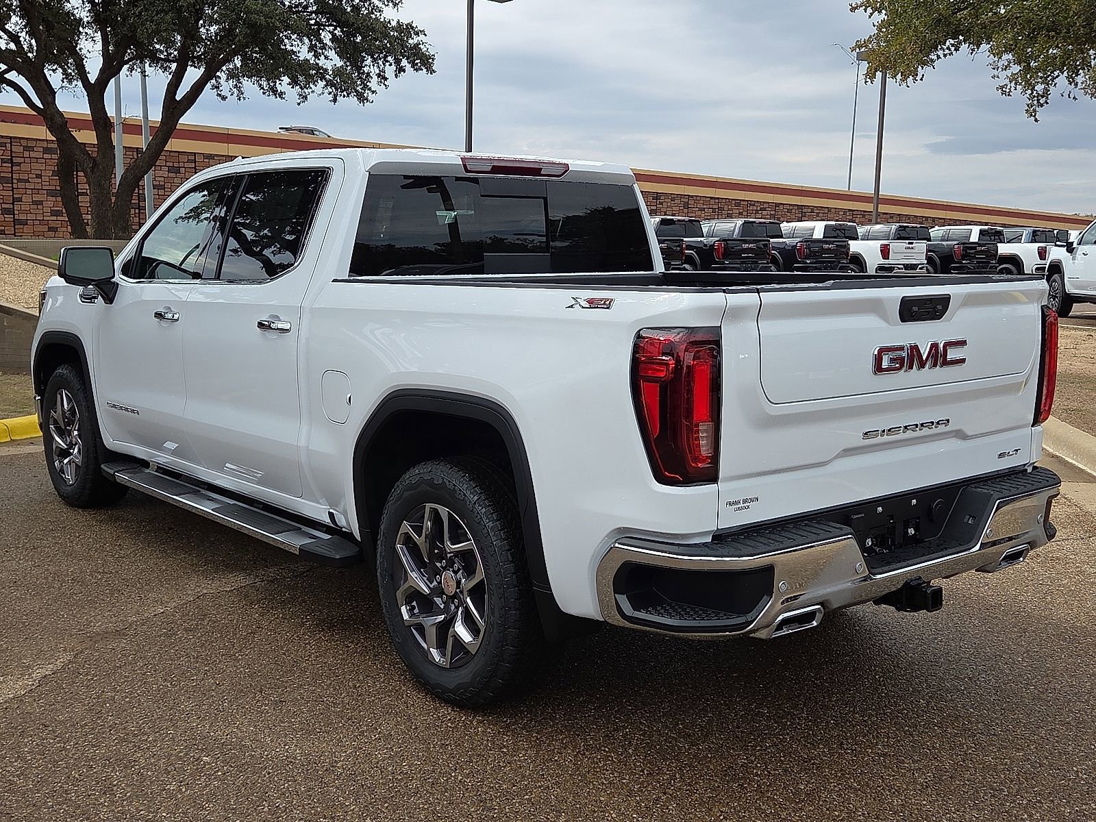 New 2026 GMC Sierra 1500 SLT image 2