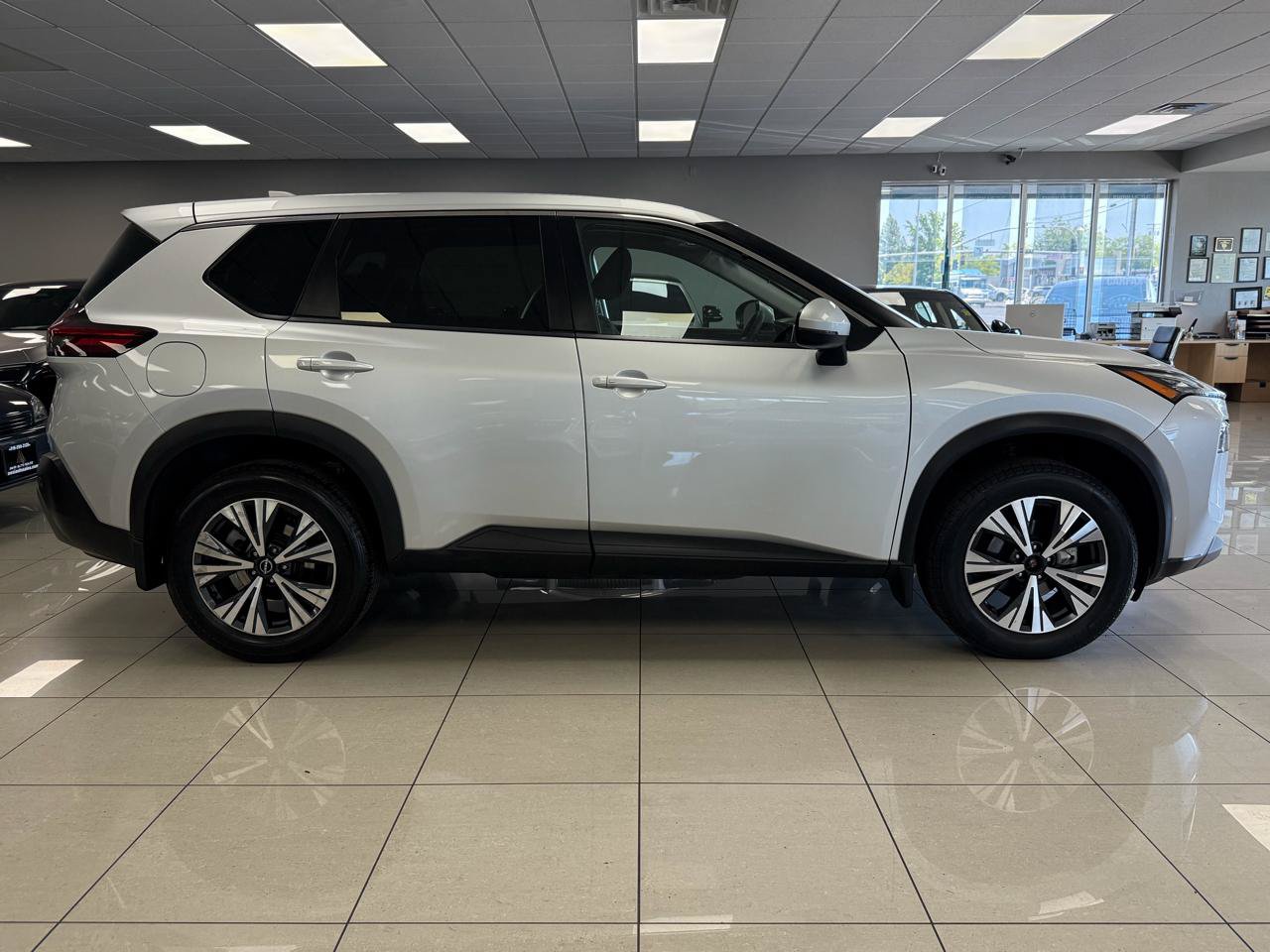 Used 2022 Nissan Rogue SV FWD image 6
