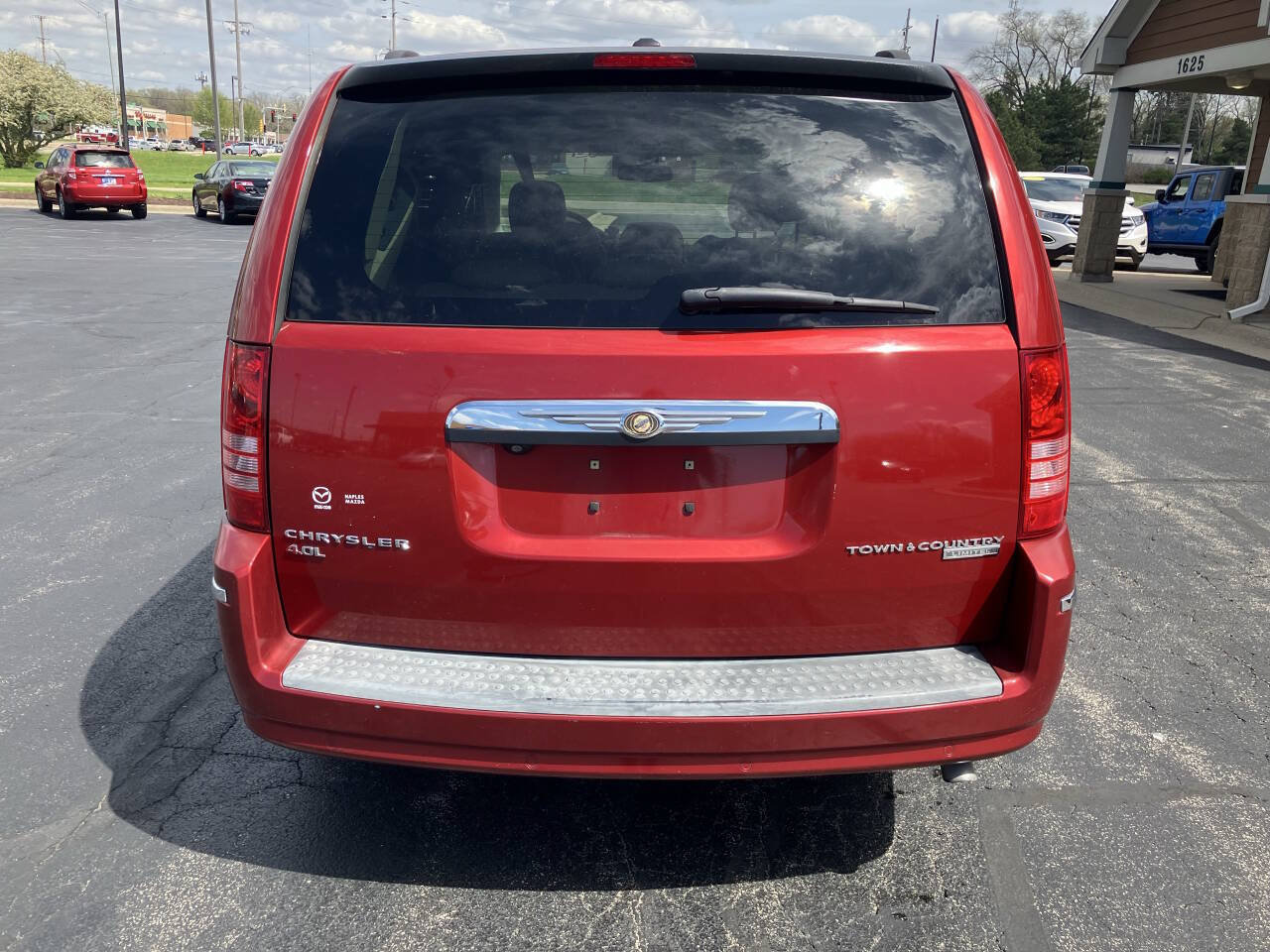 Used 2009 Chrysler Town & Country Limited w/ Entertainment Group #3 FWD image 4