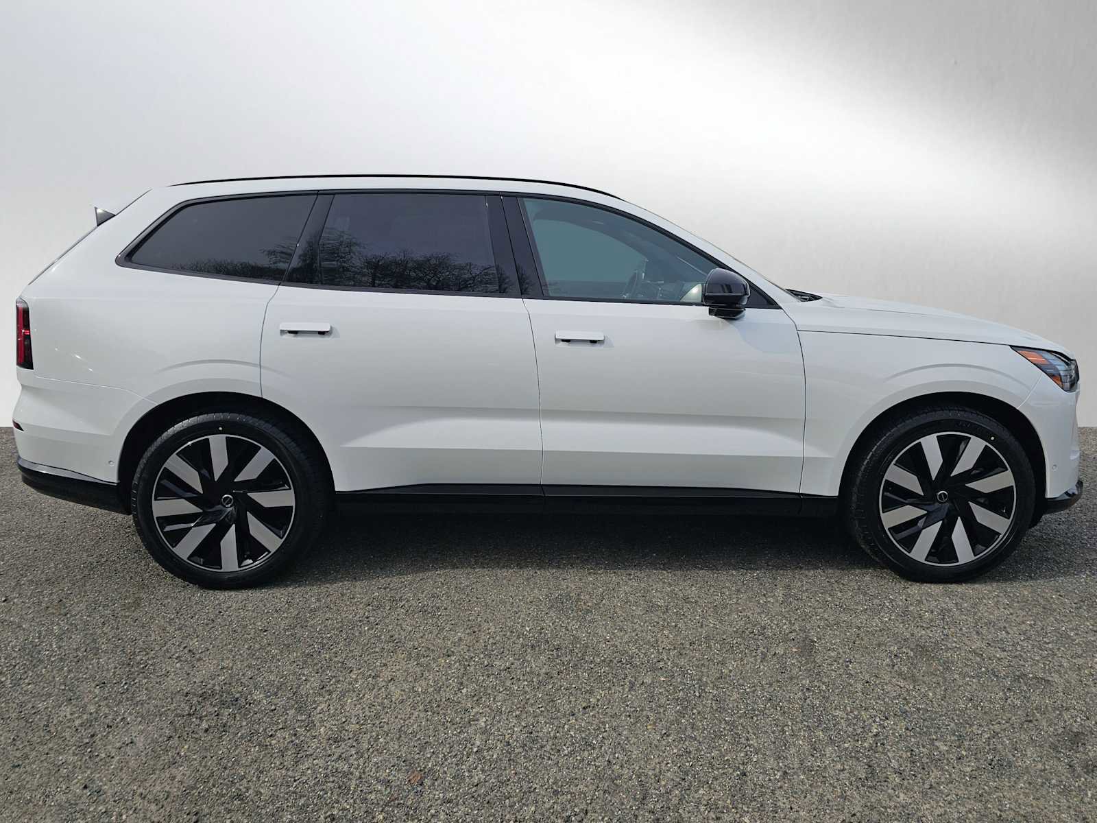 New 2026 Volvo EX90 Ultra image 2