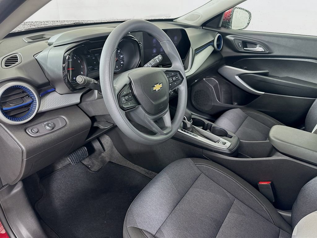 Used 2025 Chevrolet Trax LS w/ LS Convenience Package image 9