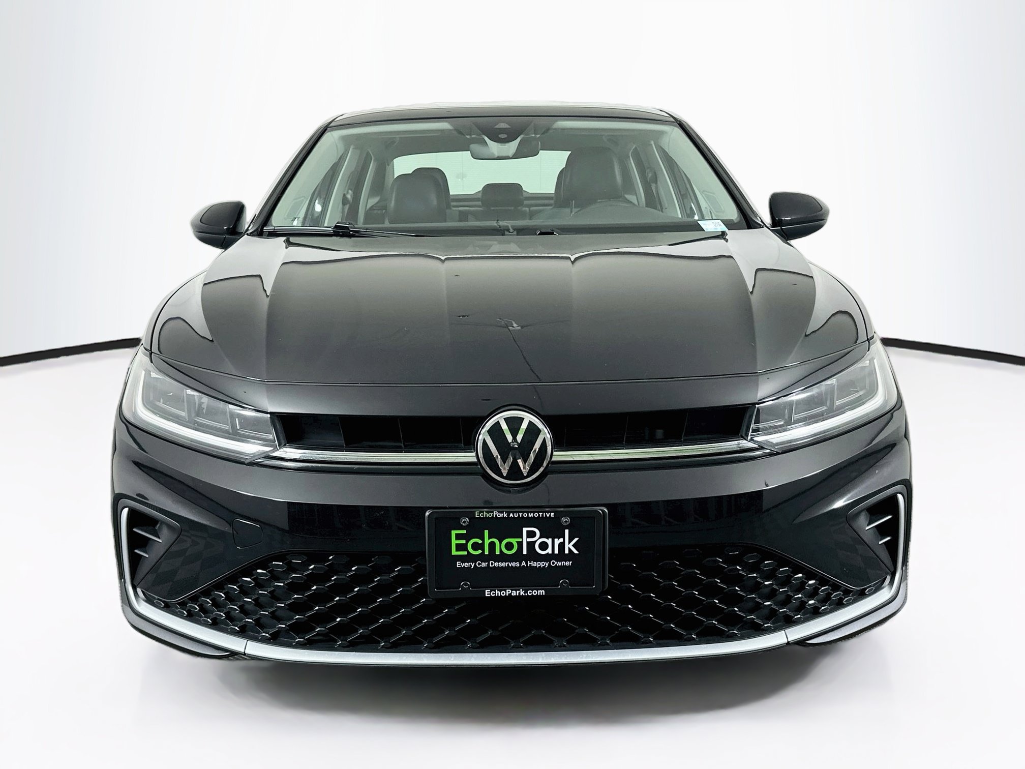 Used 2025 Volkswagen Jetta SE FWD image 2