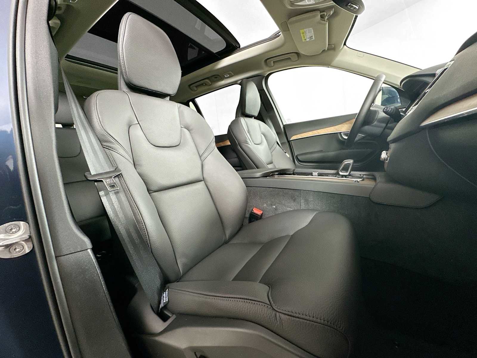 Certified 2025 Volvo XC90 T8 Plus w/ Protection Package Premier image 25